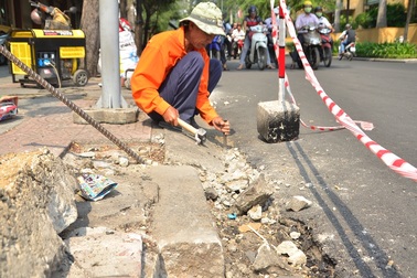 Dấu tích Sài Gòn xưa bên dưới những vỉa hè loang lổ