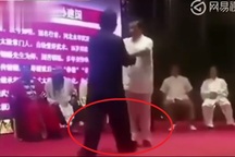 Võ sư truyền điện bất ngờ bị "tắt điện" trên võ đài