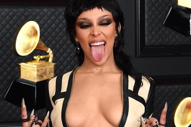 Choáng với váy hở bạo của Doja Cat trên thảm đỏ Grammy