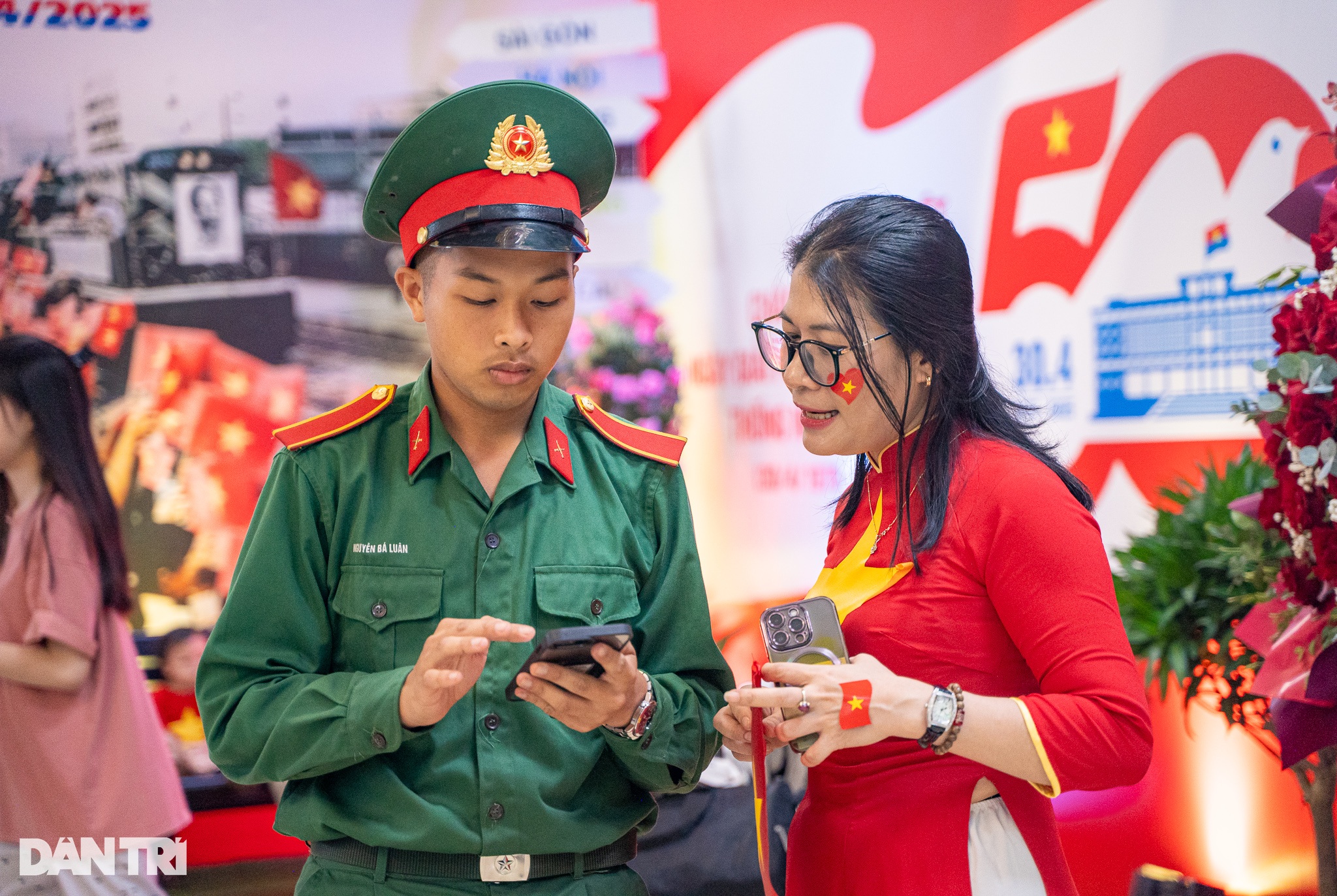Đoàn tàu Thống nhất 50 năm non sông nối liền một dải rời ga Hà Nội - 9 Đoàn tàu Thống nhất 50 năm non sông nối liền một dải rời ga Hà Nội - 9