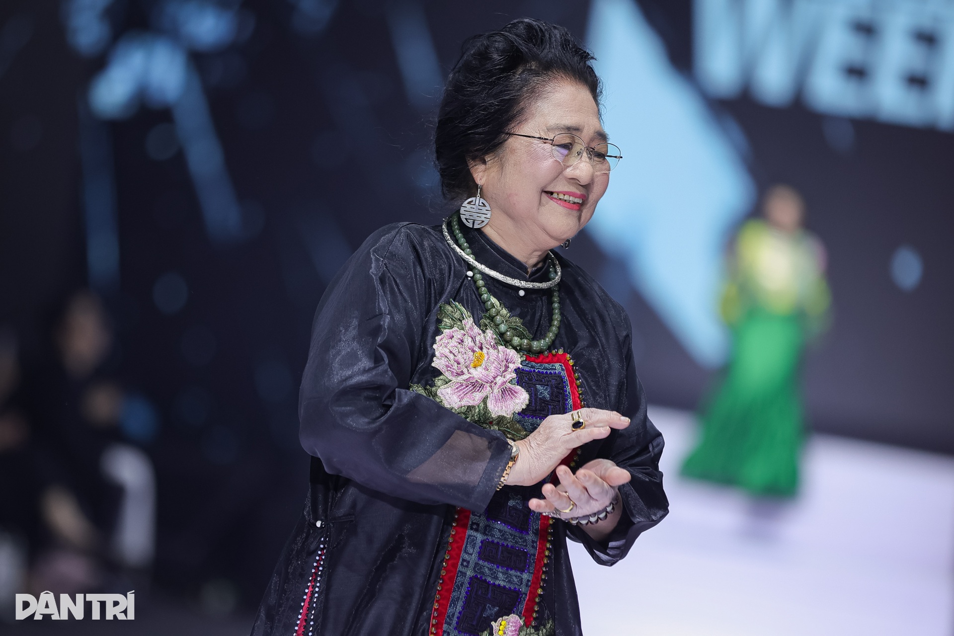 NSƯT Kim Xuyến 80 tuổi trình diễn thời trang, tự trang điểm và làm tóc - 3