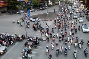 Tránh dừng đèn đỏ, hàng trăm người cố tình chạy xe gắn máy vào đường cấm