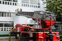 Cảnh sát cứu người phụ nữ định nhảy từ lầu 5 chung cư ở TPHCM