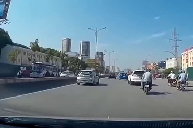 Vượt ẩu, xe máy đâm ôtô, người văng qua giải phân cách