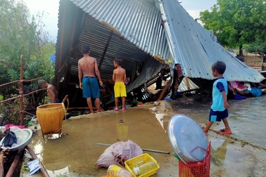 Trận mưa đầu mùa kèm lốc xoáy kéo sập cả trăm căn nhà