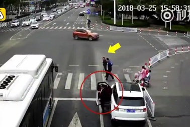 Tài xế dừng xe giữa ngã tư để cõng cụ ông sang đường để tránh tắc đường