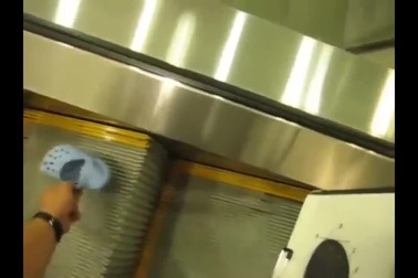 Clip cảnh báo tai nạn có thể xảy ra với trẻ nhỏ đi thang cuốn