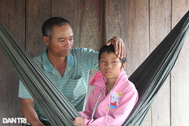 "Tôi ước có thể chịu thay đau đớn của con, mình sống cũng nửa đời rồi"