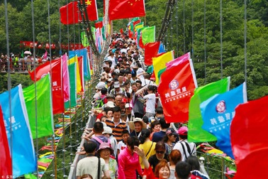 Mở cửa miễn phí, 10.000 khách chen nhau lên cầu đáy kính