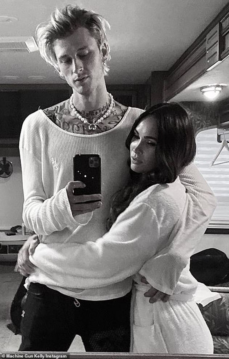 Bạn trai Megan Fox buộc tóc ra phố - 8 Bạn trai Megan Fox buộc tóc ra phố - 8