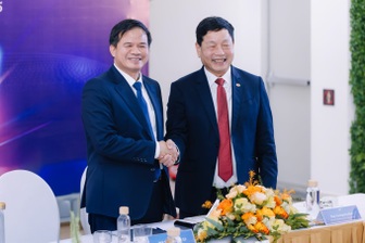 Giám đốc Bệnh viện Bạch Mai kể về cảnh ký một tạ giấy mỗi ngày