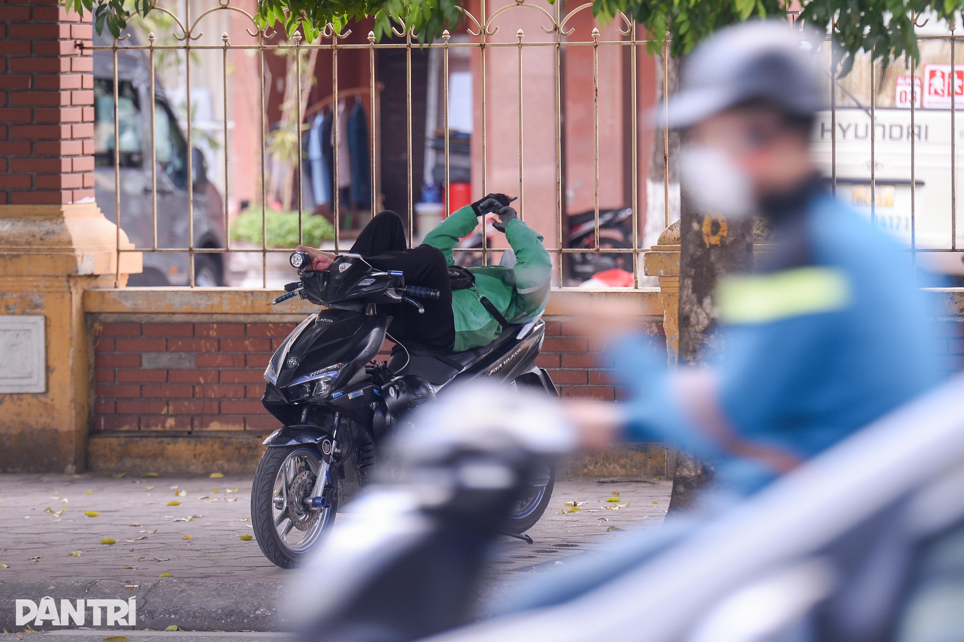 Đẫm mồ hôi mưu sinh dưới cái nắng đỉnh điểm gần 50 độ C ở Hà Nội - 15 Đẫm mồ hôi mưu sinh dưới cái nắng đỉnh điểm gần 50 độ C ở Hà Nội - 15
