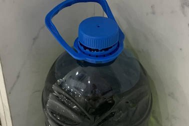 Bác sĩ ở TPHCM "tái mặt" khi được bệnh nhân mang cả bình xăng đến tặng