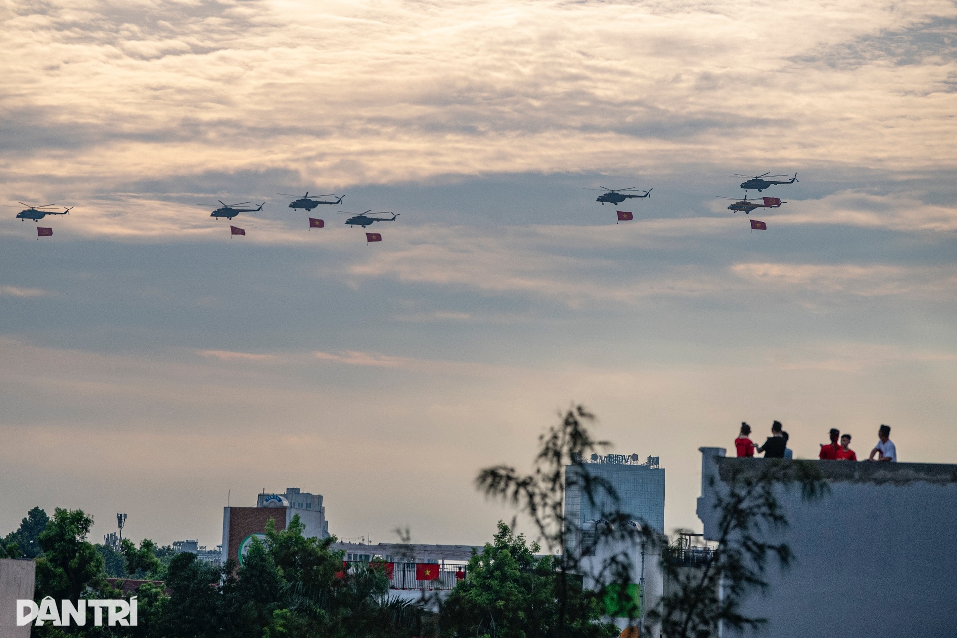 Mãn nhãn dàn tiêm kích SU-30MK2 thả bẫy nhiệt trên bầu trời Hà Nội - 6