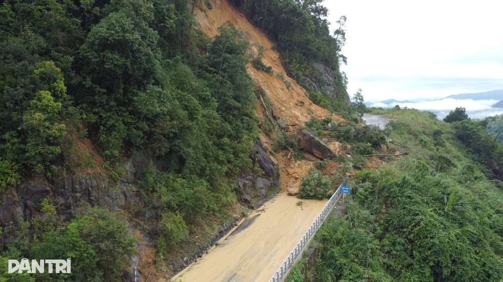 Doanh nghiệp khóc, tài xế chật vật đổi lộ trình vì sạt lở đèo ở Lâm Đồng - 3