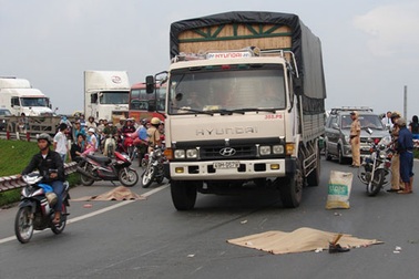 3 xe buýt đua tốc độ, hai anh em gặp nạn