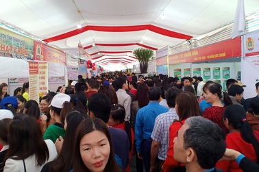 Khoảng 7.000 công nhân dự Ngày hội công nhân - Phiên chợ nghĩa tình