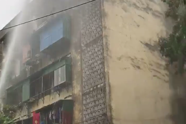 Chung cư lâu năm bốc cháy, nhiều người bỏ chạy