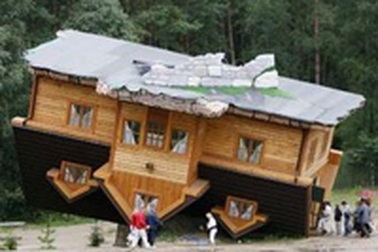 Video: Thăm ngôi nhà lộn ngược ở Ba Lan