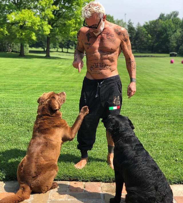 Triệu phú quyến rũ nhất hành tinh: Sở hữu thân hình 6 múi và vợ kém 27 tuổi - 2