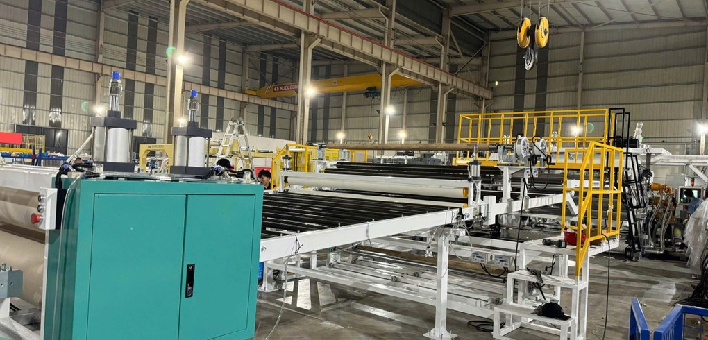 VinaHome Group tiên phong công nghệ tấm nhựa lấy sáng khổ lớn tiêu chuẩn quốc tế - 3 VinaHome Group tiên phong công nghệ tấm nhựa lấy sáng khổ lớn tiêu chuẩn quốc tế - 3