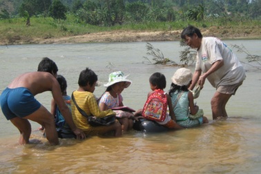 “Có khổ đến mấy chúng tôi cũng không để các cháu bỏ học!”