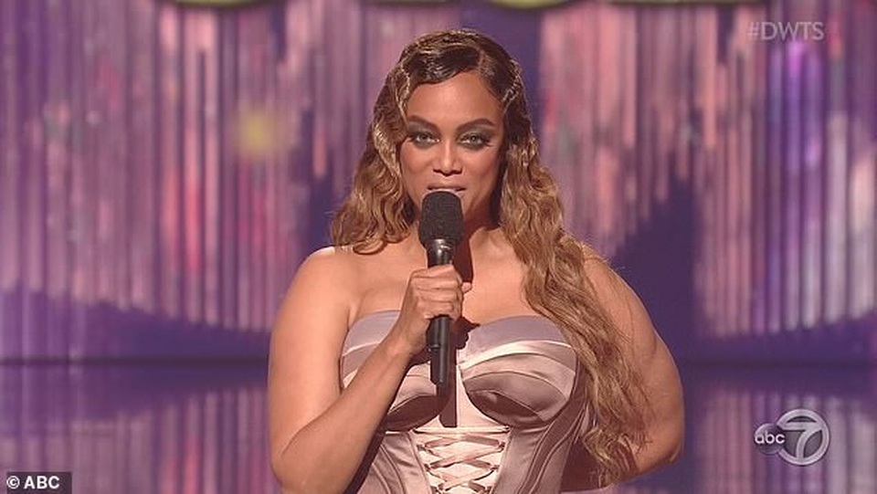 Siêu mẫu Tyra Banks lộ dáng đẫy đà, thừa nhận quên kéo khóa váy - 3 Siêu mẫu Tyra Banks lộ dáng đẫy đà, thừa nhận quên kéo khóa váy - 3