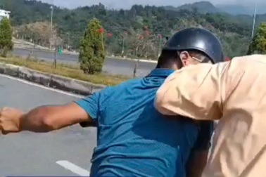 Bị dừng xe kiểm tra, nam thanh niên đấm vào mặt cảnh sát giao thông