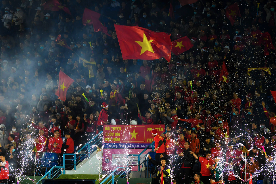 Cổ động viên phủ đỏ khán đài trong trận đấu của tuyển Việt Nam - 1