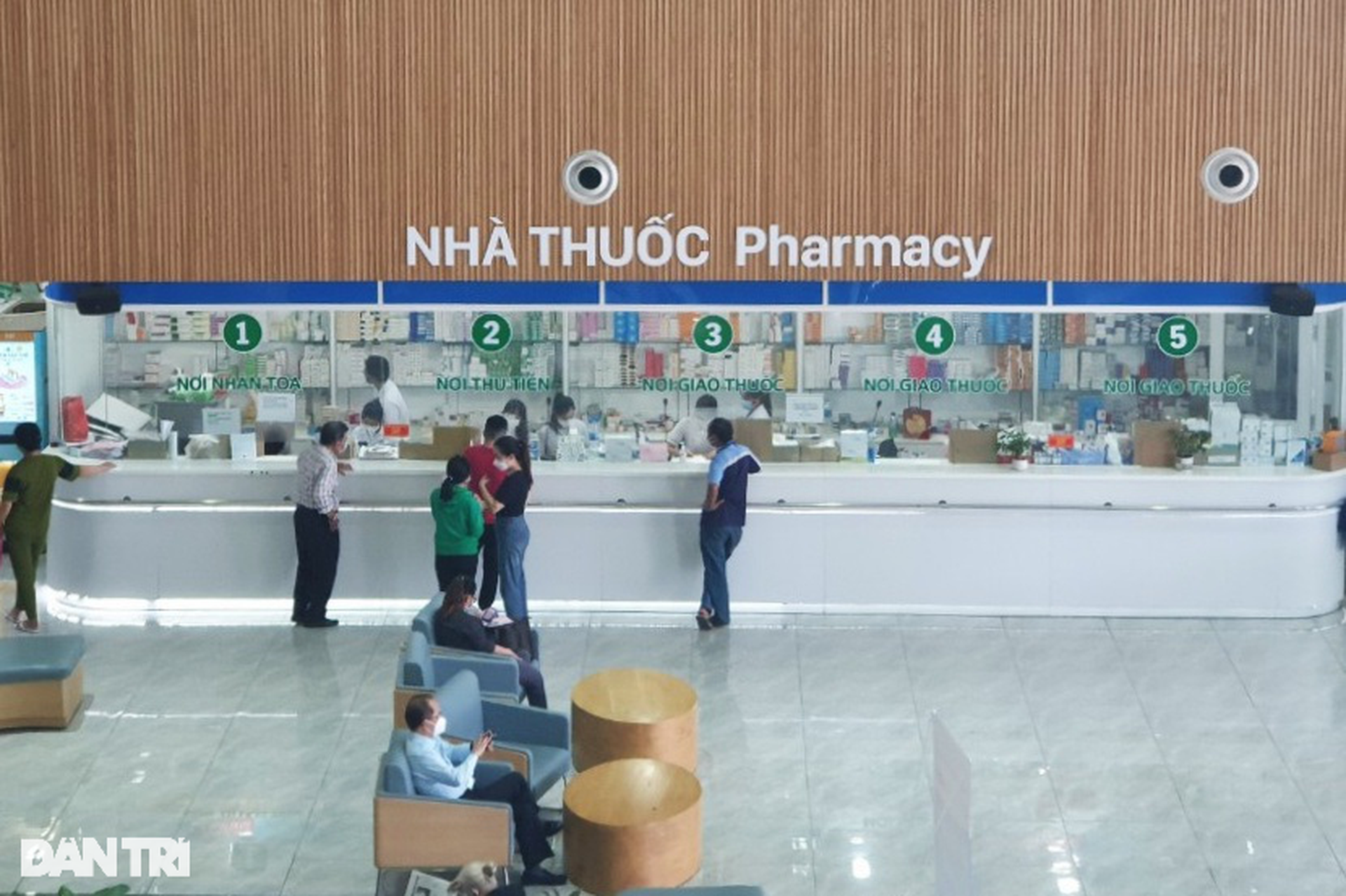 Người bệnh ở TPHCM kiệt quệ vì thiếu thuốc, cơ sở y tế mượn nhau tạm để xài - 5 Người bệnh ở TPHCM kiệt quệ vì thiếu thuốc, cơ sở y tế mượn nhau tạm để xài - 5