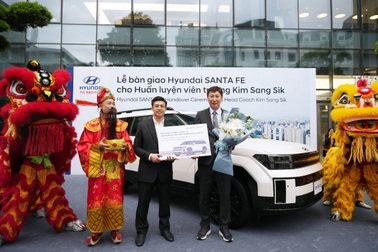 Hyundai Thành Công Việt Nam bàn giao xe Hyundai Santa Fe Calligraphy 2.5 Turbo cho HLV Kim Sang-Sik