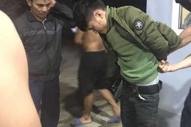 Cầm dao xông vào cây xăng cướp tiền, đâm trọng thương nhân viên