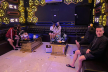 Lập biên bản 2 quán karaoke mở "chui", phục vụ gần 20 khách