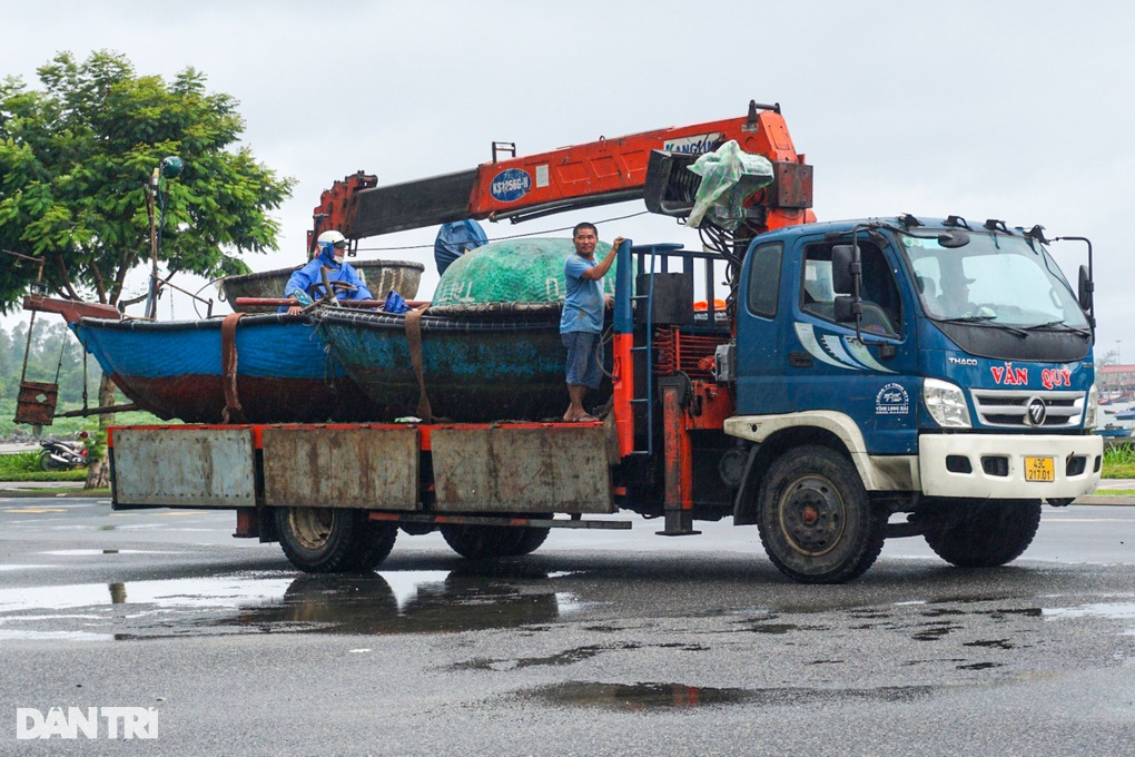 Xe cẩu chạy mệt nghỉ đưa tàu thuyền lên bờ tránh áp thấp nhiệt đới - 1 Xe cẩu chạy mệt nghỉ đưa tàu thuyền lên bờ tránh áp thấp nhiệt đới - 1