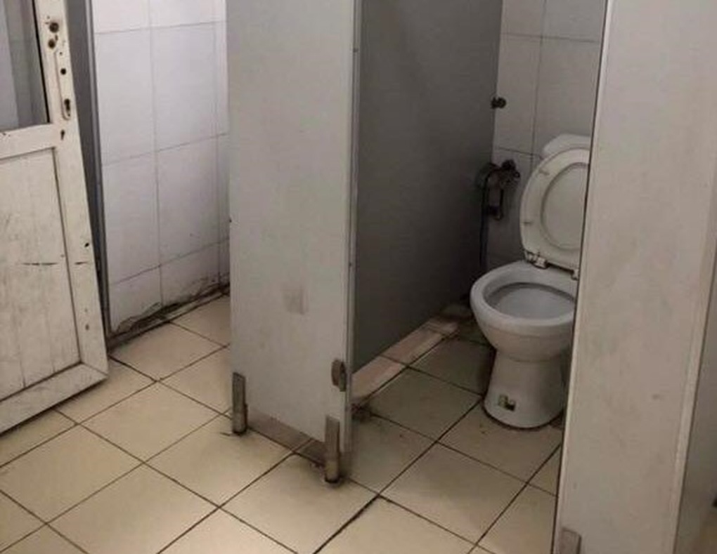 Con không dám đi vệ sinh ở trường công, mẹ vội chuyển con sang trường tư - 1 Con không dám đi vệ sinh ở trường công, mẹ vội chuyển con sang trường tư - 1