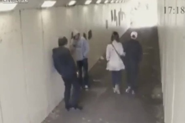 Trêu chọc bạn gái của võ sĩ đấm bốc và cái kết