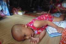 Cha bỏ rơi con trai vì không chịu nổi cảnh con nằm viện nhiều hơn ở nhà