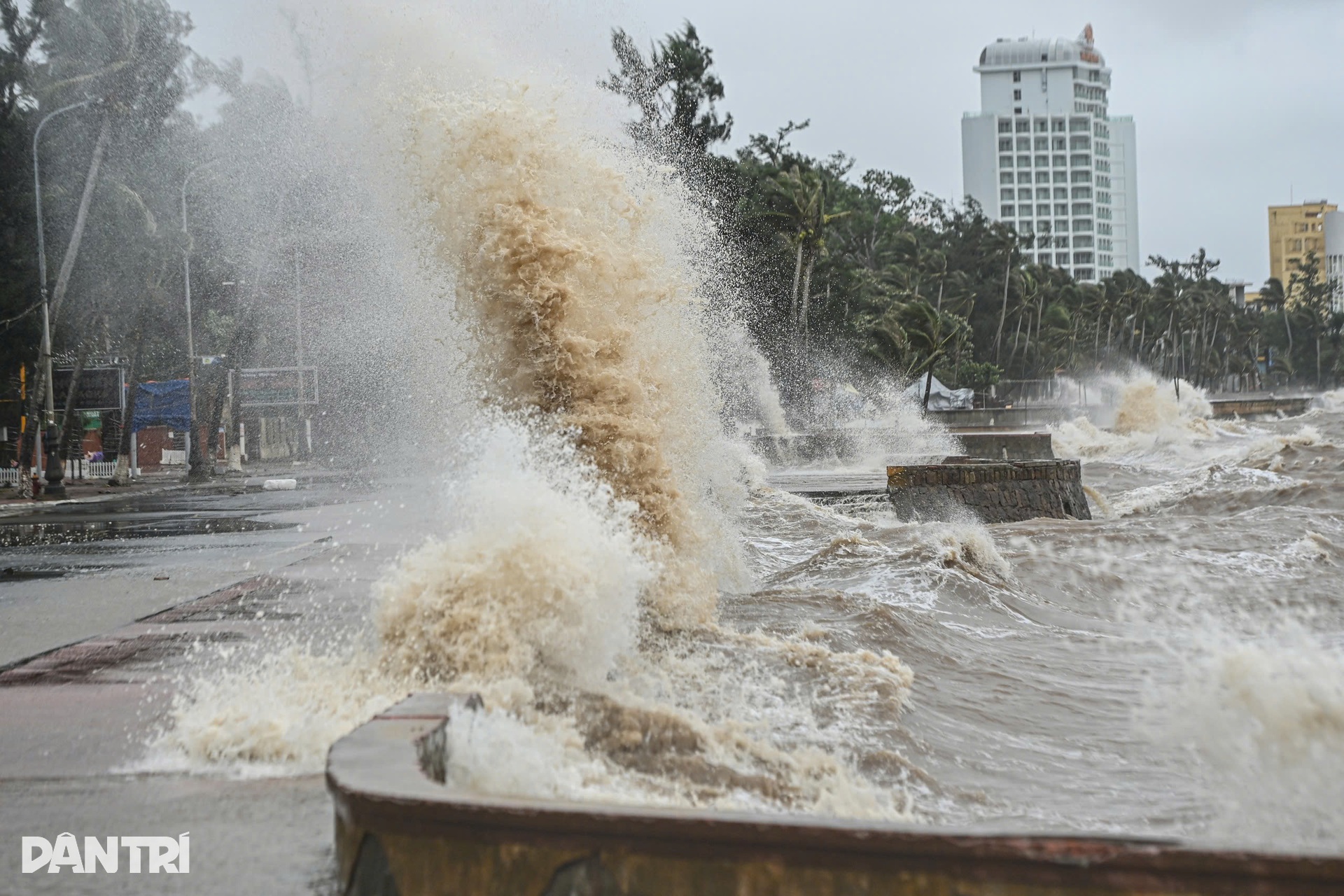 Sóng biển Đồ Sơn cao 8m, xe cảnh sát hú còi nhắc dân về nơi an toàn - 10