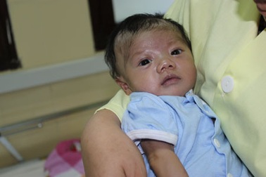 Một trong 2 bệnh nhi đi cấp cứu bằng máy bay được xuất viện