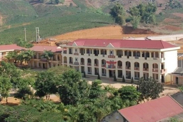 Bắt khẩn cấp nhân viên bếp bỏ thuốc sâu vào thức ăn của học sinh