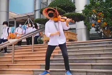 Thành Long từng chơi đàn ở khắp nơi trong trường THPT Hà Nội - Amsterdam