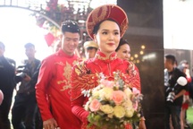 Cô dâu "hot girl" của Duy Mạnh rạng ngời trong sắc đỏ ngày ăn hỏi
