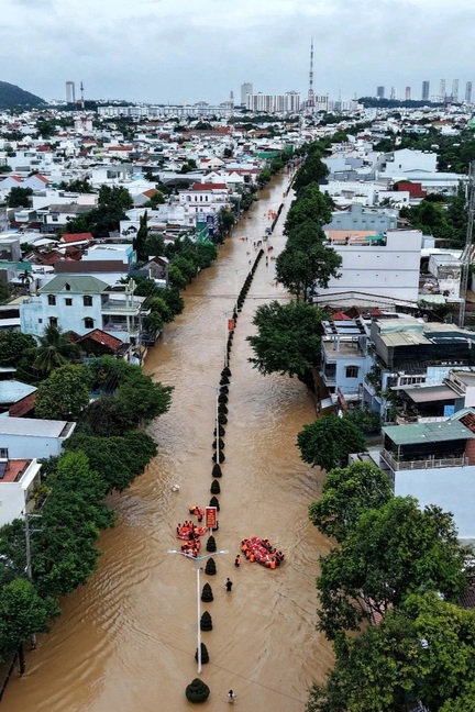 Bất ngờ Nha Trang mùa lũ