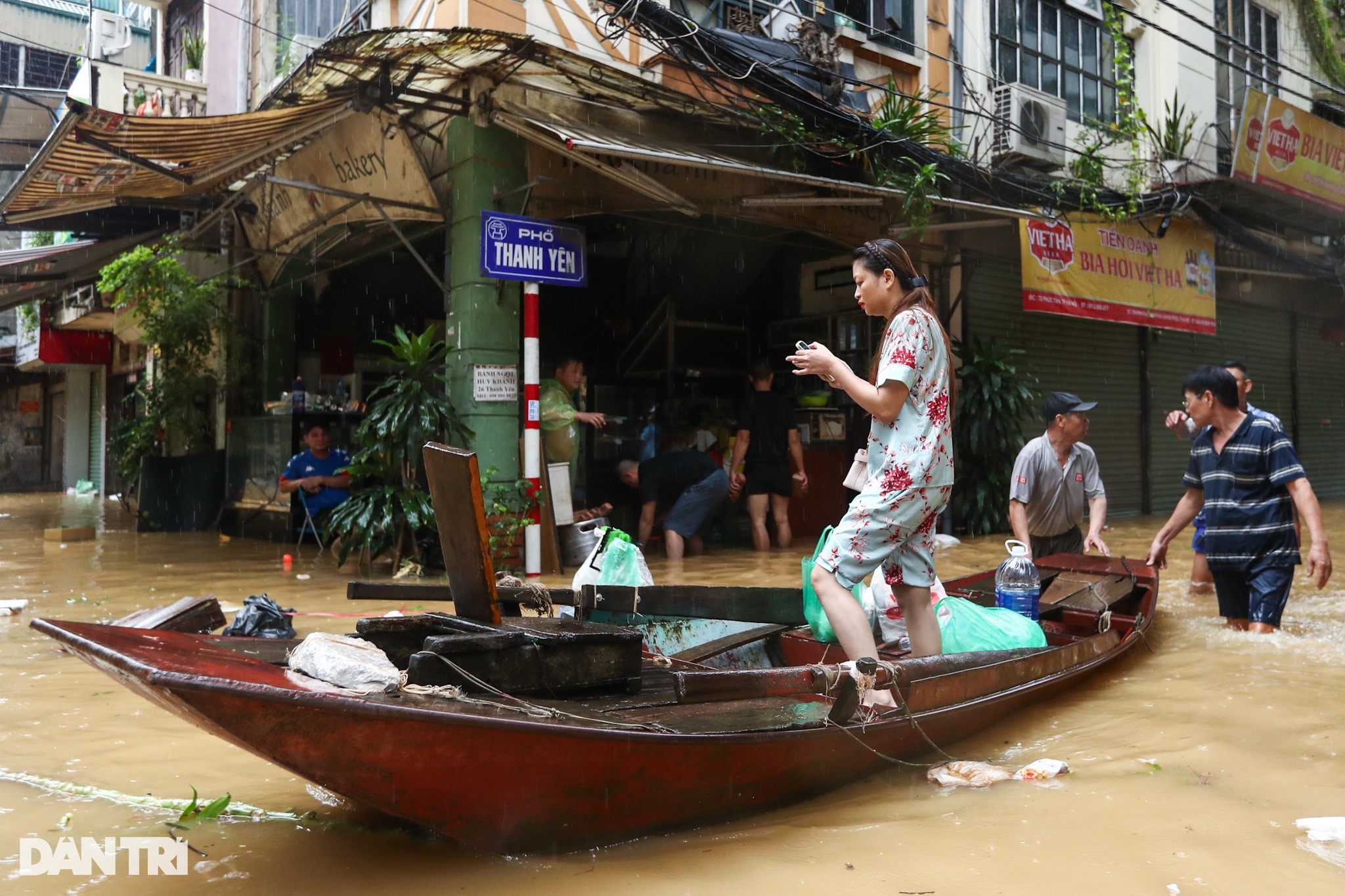 View - Nước sông Hồng vượt báo động 2, người dân ven đê vội vã sơ tán khẩn cấp | Báo Dân trí