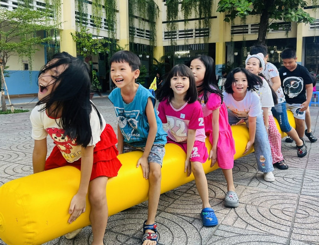 Cho trò mặc pyjama, ngủ lại trường, hiệu trưởng chia sẻ lý do... bất ngờ - 2 Cho trò mặc pyjama, ngủ lại trường, hiệu trưởng chia sẻ lý do... bất ngờ - 2