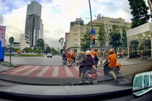 Đoàn người chạy Vespa vượt đèn đỏ tại giao lộ ở phường Sài Gòn