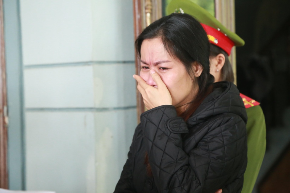 “Nữ quái” làm sổ đỏ giả, đăng ký xe mô tô giả đi lừa tiền - 2 “Nữ quái” làm sổ đỏ giả, đăng ký xe mô tô giả đi lừa tiền - 2