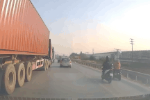 Pha bẻ lái "nhanh như chớp" của tài xế ô tô con khi bị xe container chèn ép
