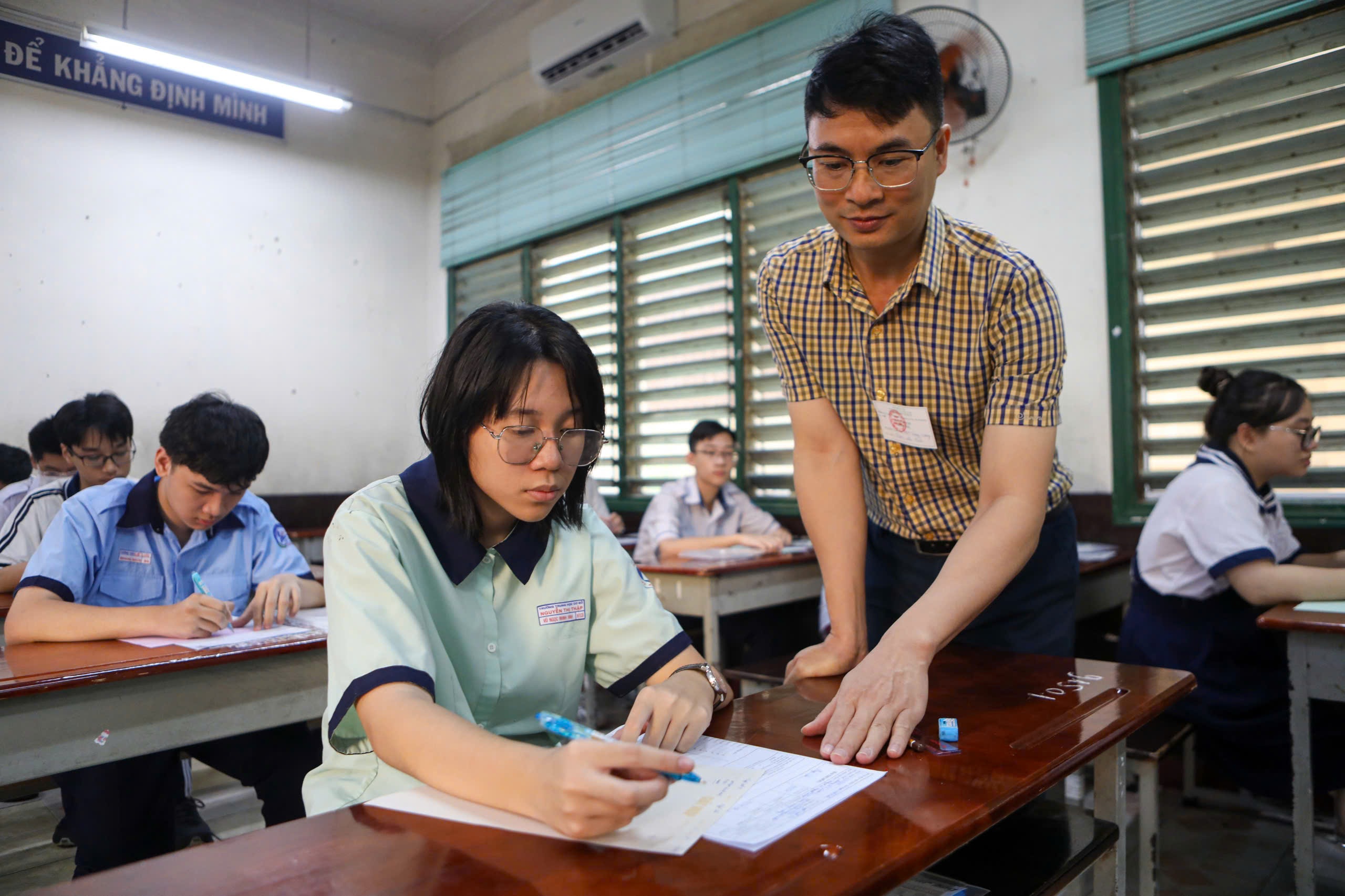 Số thí sinh đạt điểm giỏi giảm, điểm chuẩn lớp 10 TPHCM biến động khó lường - 7 Số thí sinh đạt điểm giỏi giảm, điểm chuẩn lớp 10 TPHCM biến động khó lường - 7