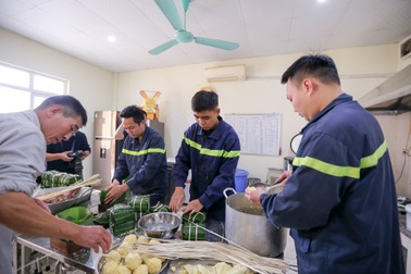 Xem lính cứu hỏa trổ tài gói bánh chưng đón Tết